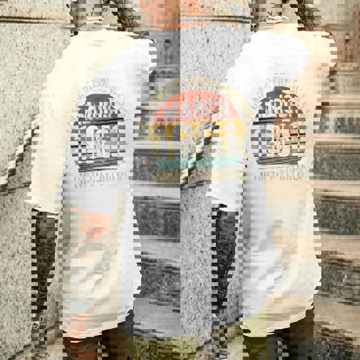 1961年3月の誕生日記念限定版ヴィンテージ65歳。 メンズTシャツ バックプリント 彼への贈り物