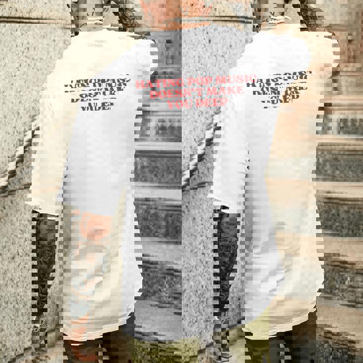 Hating Pop Music Doesn't Make You Deep Y2k Aesthetic メンズTシャツ バックプリント 彼への贈り物