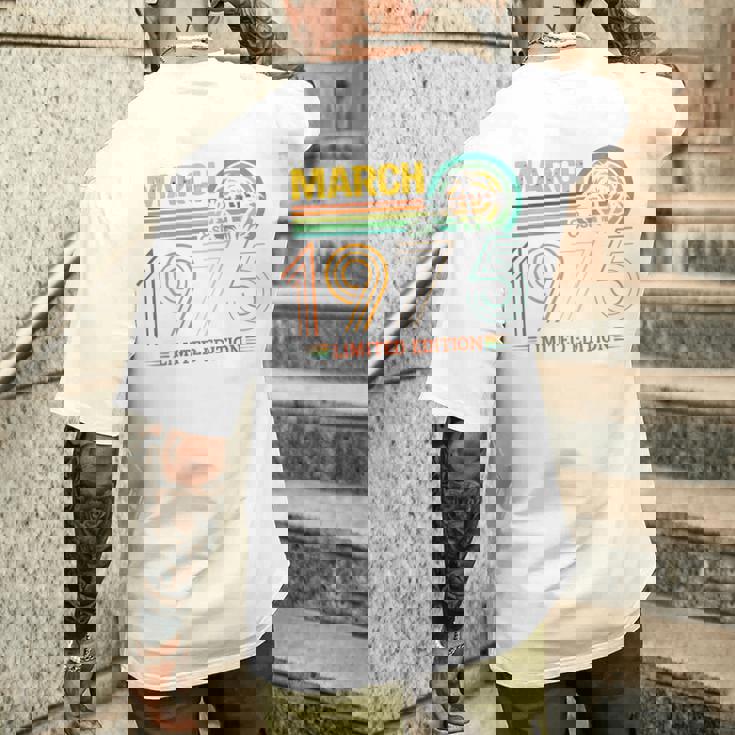 On Back- 1975年3月の誕生日 限定版 ヴィンテージ 51歳 メンズTシャツ バックプリント 彼への贈り物