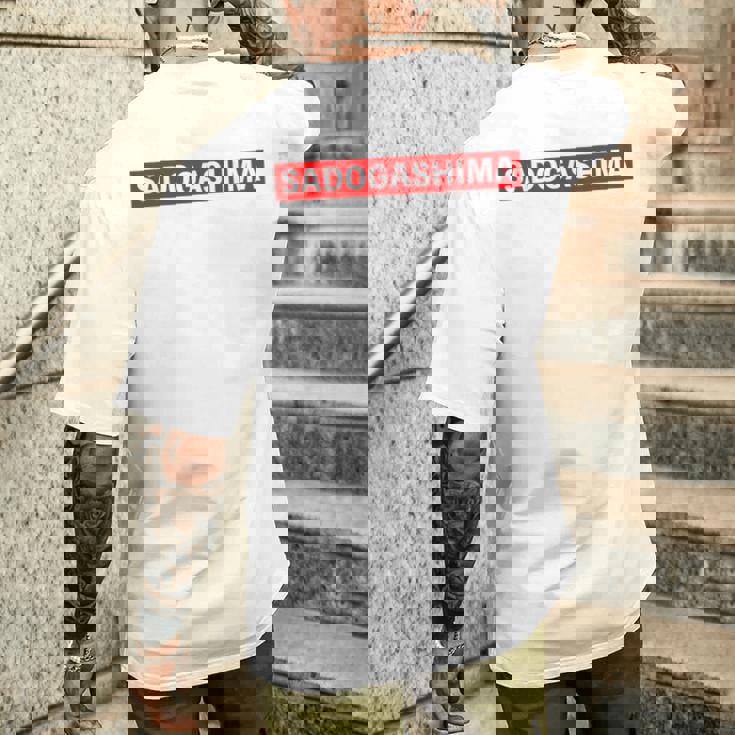 Sadogashima 佐渡島（レッドライン）【47都道府県・市区町村】ジモtティ 地元愛 グッズ お土産 面白い メンズTシャツ バックプリント 彼への贈り物