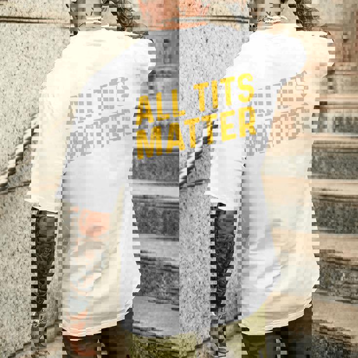 すべてのおっぱいは重要 メンズTシャツ バックプリント 彼への贈り物