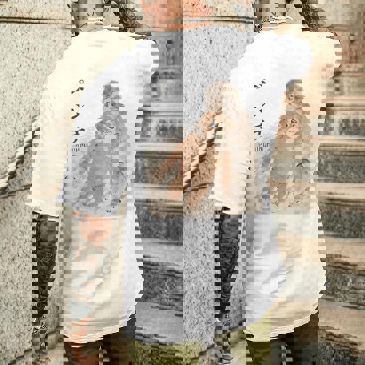 オランウータンのぬいぐるみ。 メンズTシャツ バックプリント 彼への贈り物