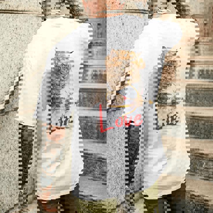 キューピッドコスチュームを着た面白い猫、聖バレンタインの猫の自撮り。 メンズTシャツ バックプリント 彼への贈り物