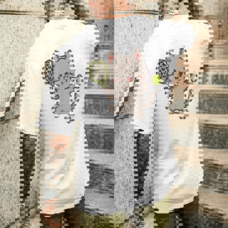 テニスをする猫。かわいいスポーツ猫。 メンズTシャツ バックプリント 彼への贈り物