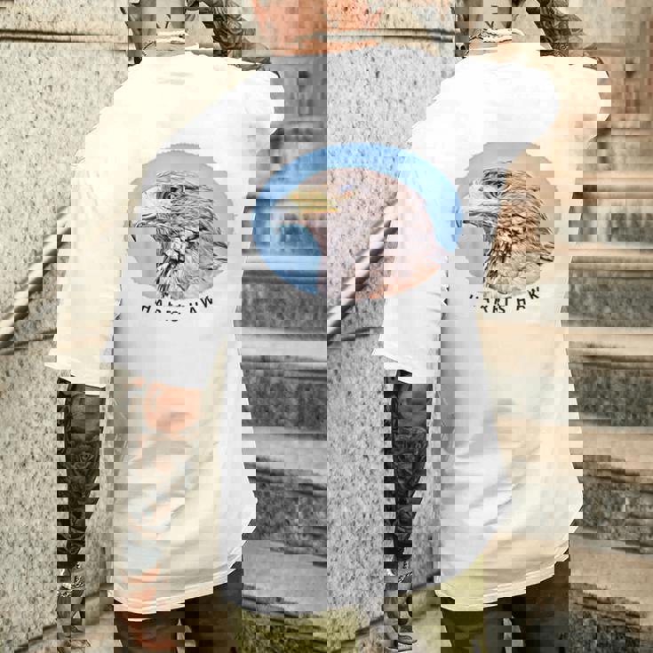 ハリスホークはベイウィングダスキーまたはウルフホークスとも呼ばれています。 メンズTシャツ バックプリント 彼への贈り物