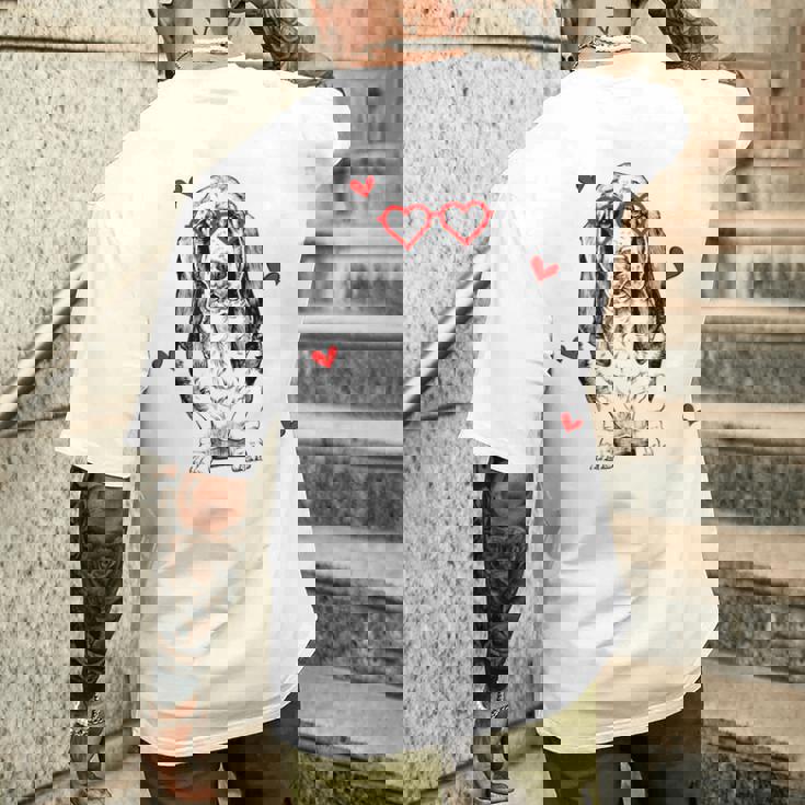 バセットハウンド ハートグラス バレンタインデー 犬 ママ メンズTシャツ バックプリント 彼への贈り物