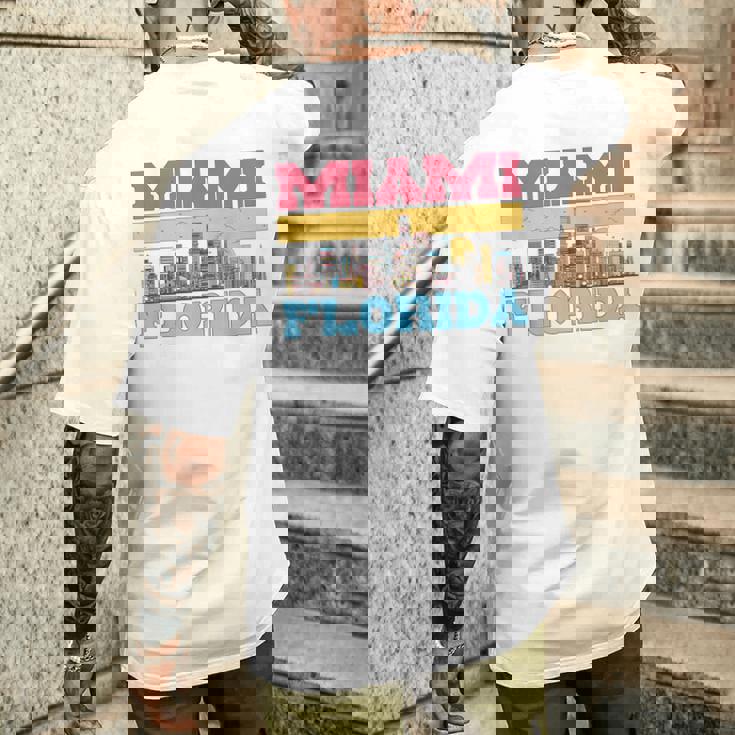 マイアミ フロリダ州 都市景観 お土産 モダン マイアミスカイライン メンズTシャツ バックプリント 彼への贈り物