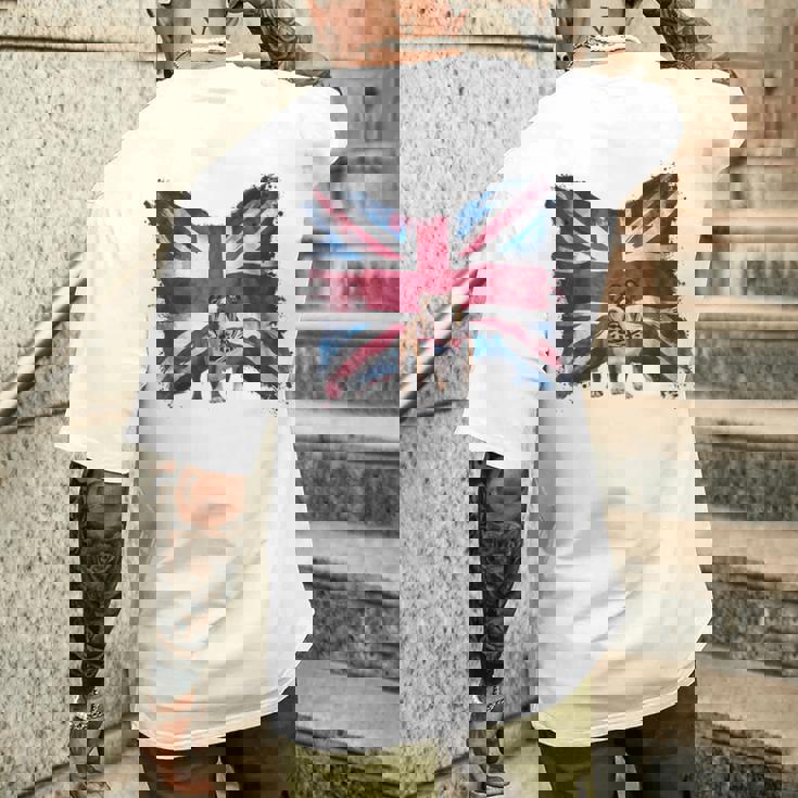 ユニオンジャックバンダナをかぶったブリティッシュブルドッグ、かわいい英国国旗。 メンズTシャツ バックプリント 彼への贈り物