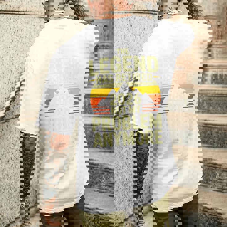 レジェンドが引退した2026年 おかしな退職祝い メンズTシャツ バックプリント 彼への贈り物