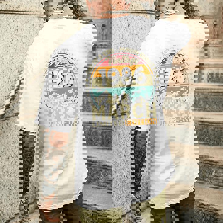 ヴィンテージカー 1986 年3月 40 歳の誕生日 1986 年のクラシックカー メンズTシャツ バックプリント 彼への贈り物