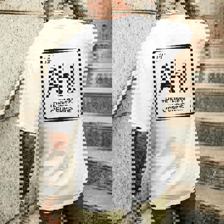 周期表 Ah 驚き元素 化学 科学 駄洒落。 メンズTシャツ バックプリント 彼への贈り物