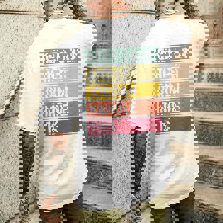 落ち着いて、ジョーダンにこの面白いレトロな引用を任せてください メンズTシャツ バックプリント 彼への贈り物