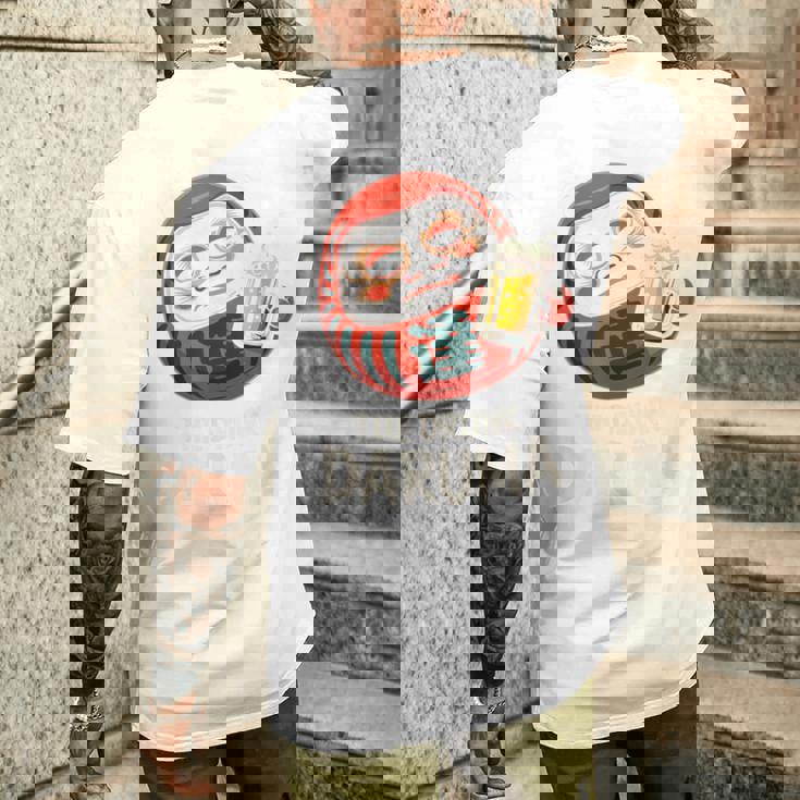 酔っぱらい だるま 日本の漢字 お土産 ビール アート 日本 ユーモア メンズTシャツ バックプリント 彼への贈り物