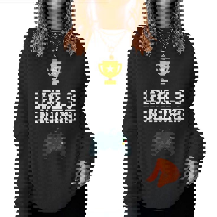 9歳 誕生日シャツ 男の子 女の子 ギフト 9歳 レベルアップ ゲーマー レディーススウェットシャツ