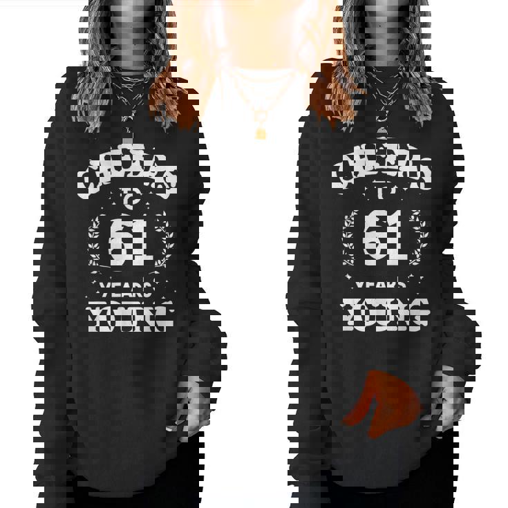 Cheers To 61歳 若い 61歳 61歳 誕生日 男性 女性 レディーススウェットシャツ