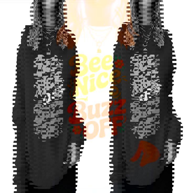 ミツバチ 養蜂家 ミツバチの巣立ち Bee Nice Or Buzz Off レディーススウェットシャツ
