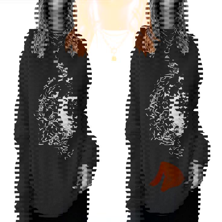 花柄の三日月と蝶を持った猫。 レディーススウェットシャツ