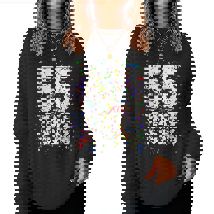 面白い 55 歳 若い55歳の誕生日おめでとうシャツ 男性用 女性用 レディーススウェットシャツ