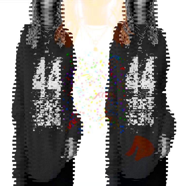 面白い44歳 若い44歳の誕生日おめでとうシャツ 男性用 女性用 レディーススウェットシャツ