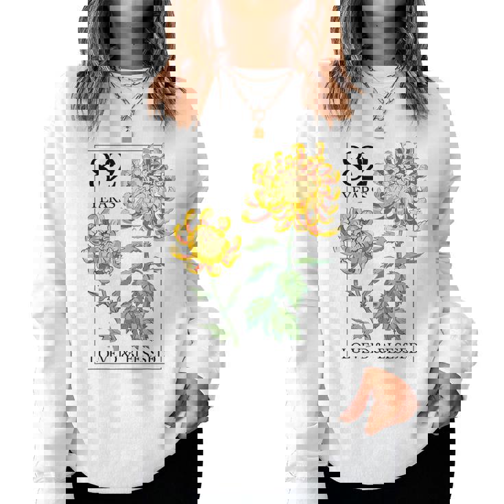 82 Years Loved And Blessed 花柄 フラワースタンプ 82歳の誕生日 レディーススウェットシャツ