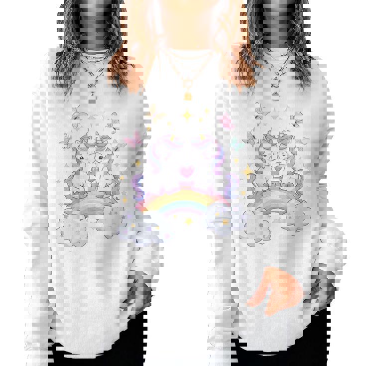 キッズ ユニコーンバタフライは、女の子向けの心と虹のアートを備えています レディーススウェットシャツ