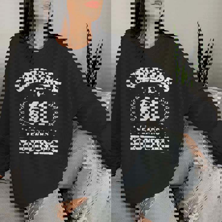 Cheers To 61歳 若い 61歳 61歳 誕生日 男性 女性 レディーススウェットシャツ 彼女への贈り物