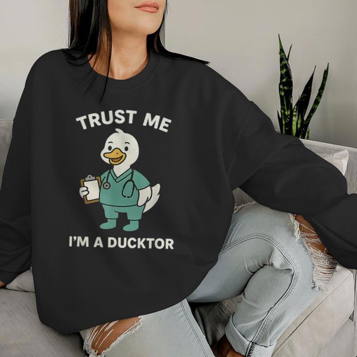 Trust Me I'm A Ducktor メディカルしゃれクワック ダックドクター レディーススウェットシャツ 彼女への贈り物
