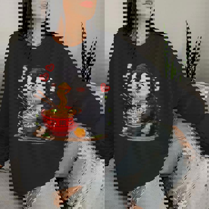 ペンギン食べる ラーメン 麺 ペンギン 男の子 女の子 キッズ 大人 レディーススウェットシャツ 彼女への贈り物