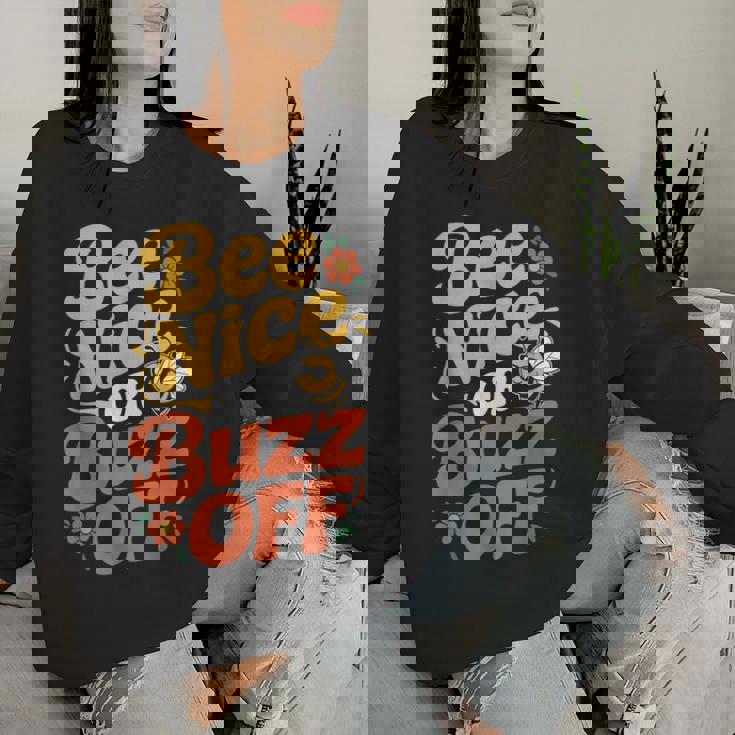 ミツバチ 養蜂家 ミツバチの巣立ち Bee Nice Or Buzz Off レディーススウェットシャツ 彼女への贈り物