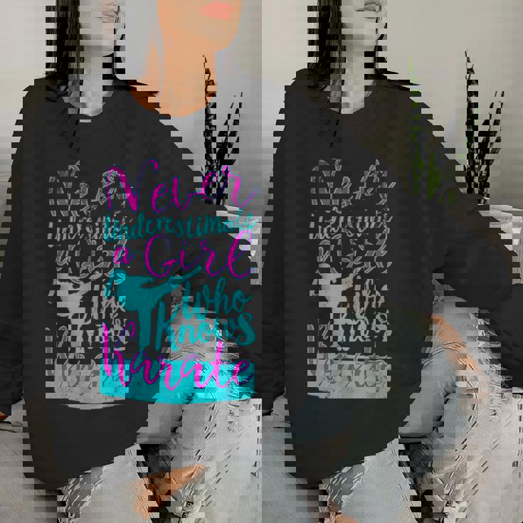 空手を知っている女の子を過小評価してはいけない面白い名言 レディーススウェットシャツ 彼女への贈り物