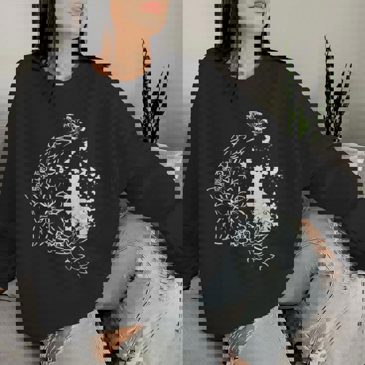 花柄の三日月と蝶を持った猫。 レディーススウェットシャツ 彼女への贈り物