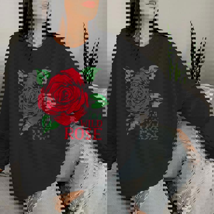 赤いバラとi'm A Wild Roseの花のデザイン レディーススウェットシャツ 彼女への贈り物