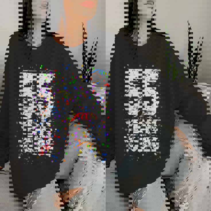 面白い 55 歳 若い55歳の誕生日おめでとうシャツ 男性用 女性用 レディーススウェットシャツ 彼女への贈り物