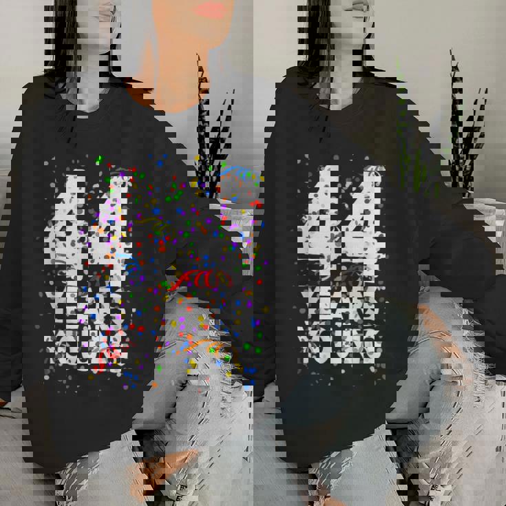 面白い44歳 若い44歳の誕生日おめでとうシャツ 男性用 女性用 レディーススウェットシャツ 彼女への贈り物