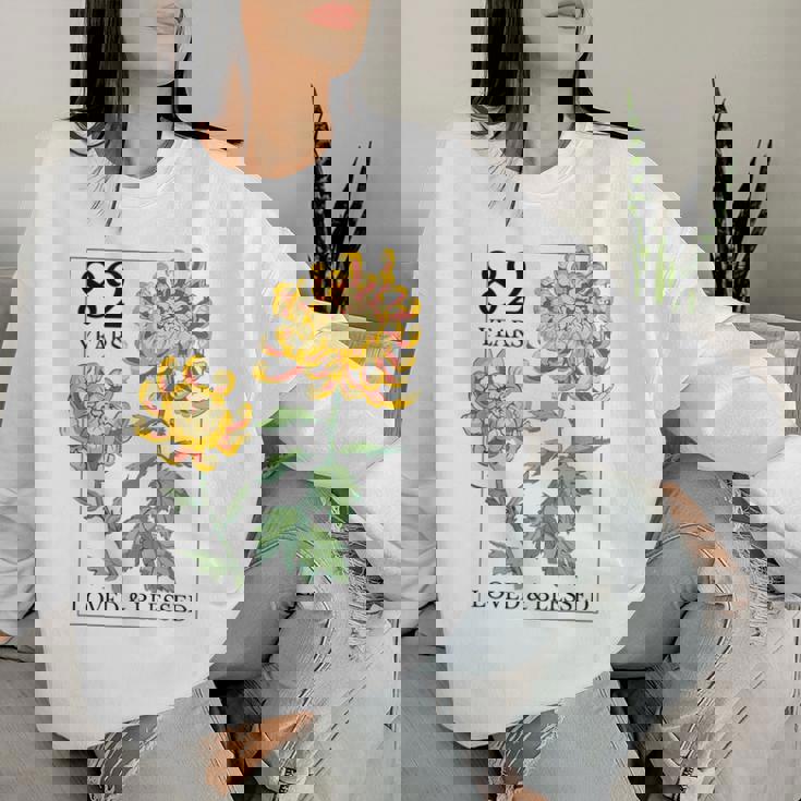 82 Years Loved And Blessed 花柄 フラワースタンプ 82歳の誕生日 レディーススウェットシャツ 彼女への贈り物