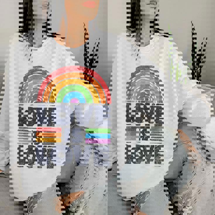 Lgbtq Love Is Love Gay Pride Lgbt Ally Rainbow Flagintage レディーススウェットシャツ 彼女への贈り物