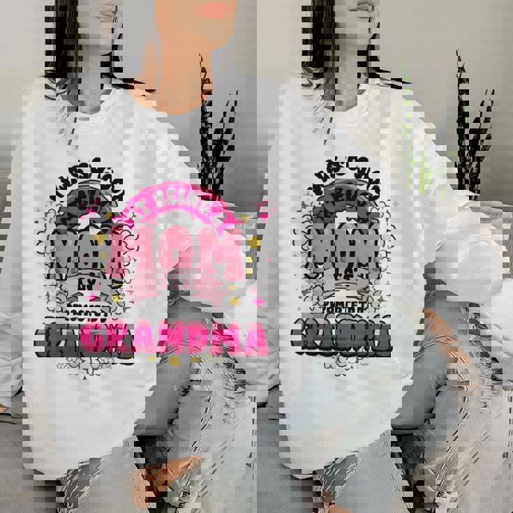 お母さんはおばあちゃんに昇進しました新しいおばあちゃんママ面白い母の日 レディーススウェットシャツ 彼女への贈り物