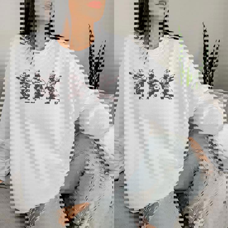 面白いクマのダンスグラフィック。動物愛好家、男性、女性、子供用。 レディーススウェットシャツ 彼女への贈り物