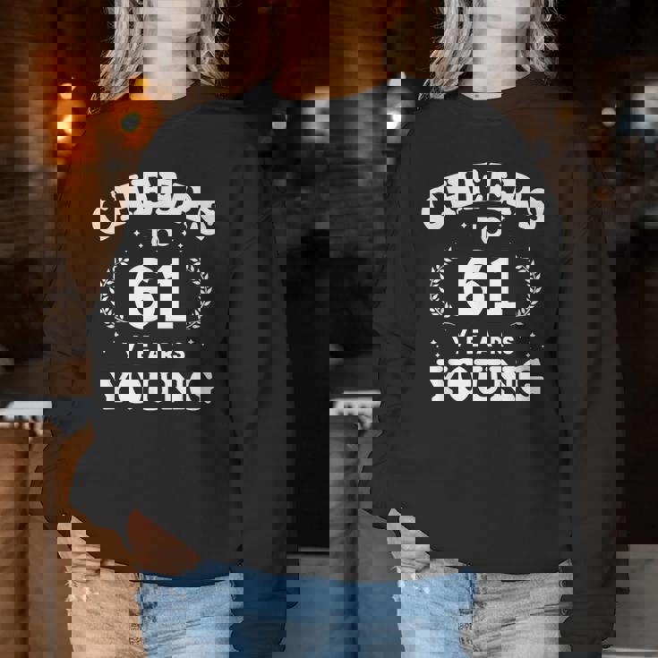 Cheers To 61歳 若い 61歳 61歳 誕生日 男性 女性 レディーススウェットシャツ 面白い贈り物