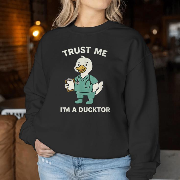 Trust Me I'm A Ducktor メディカルしゃれクワック ダックドクター レディーススウェットシャツ 面白い贈り物