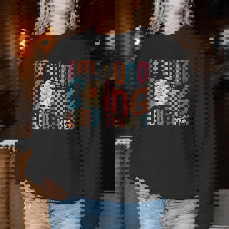 I'm Luna Doing Luna Things Groovy Retro Luna レディーススウェットシャツ 面白い贈り物