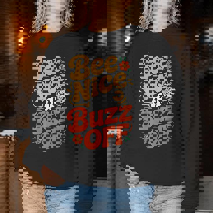 ミツバチ 養蜂家 ミツバチの巣立ち Bee Nice Or Buzz Off レディーススウェットシャツ 面白い贈り物