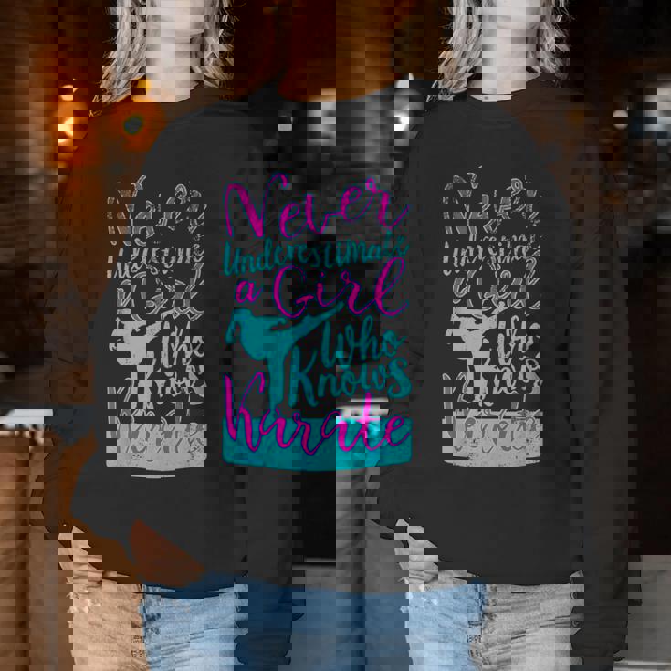 空手を知っている女の子を過小評価してはいけない面白い名言 レディーススウェットシャツ 面白い贈り物