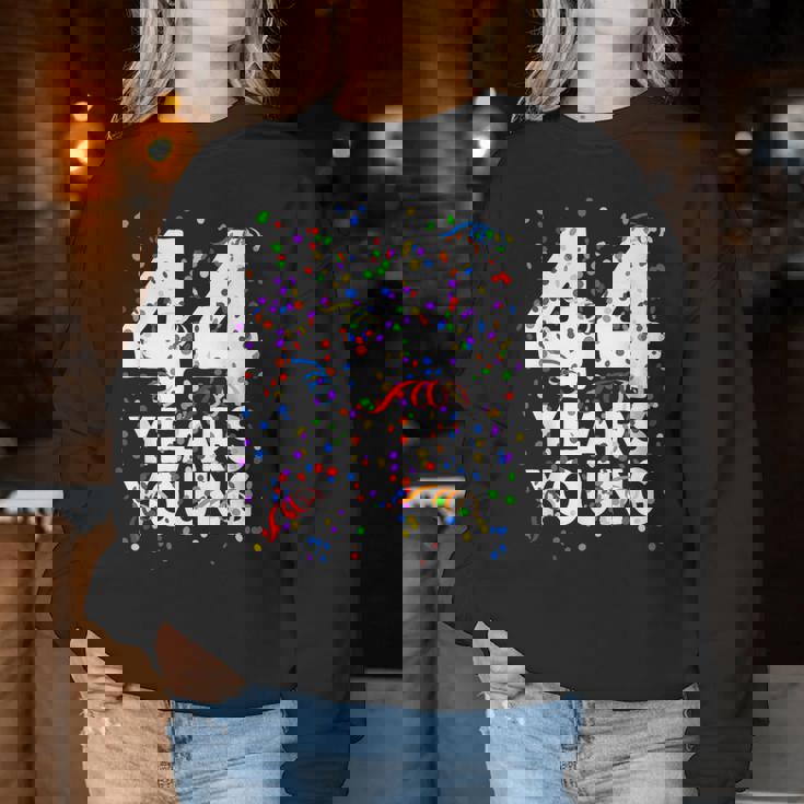 面白い44歳 若い44歳の誕生日おめでとうシャツ 男性用 女性用 レディーススウェットシャツ 面白い贈り物