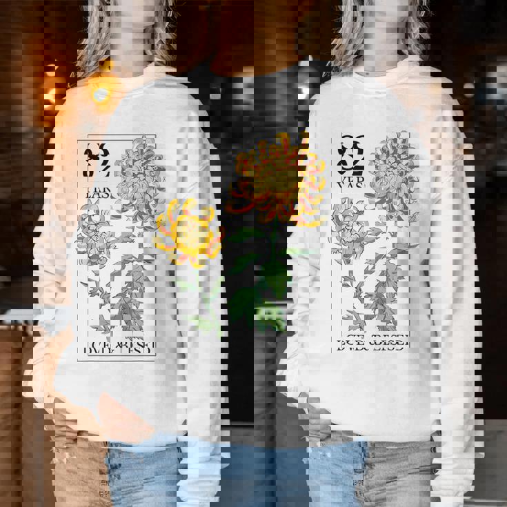 82 Years Loved And Blessed 花柄 フラワースタンプ 82歳の誕生日 レディーススウェットシャツ 面白い贈り物