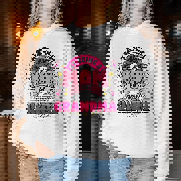 お母さんはおばあちゃんに昇進しました新しいおばあちゃんママ面白い母の日 レディーススウェットシャツ 面白い贈り物