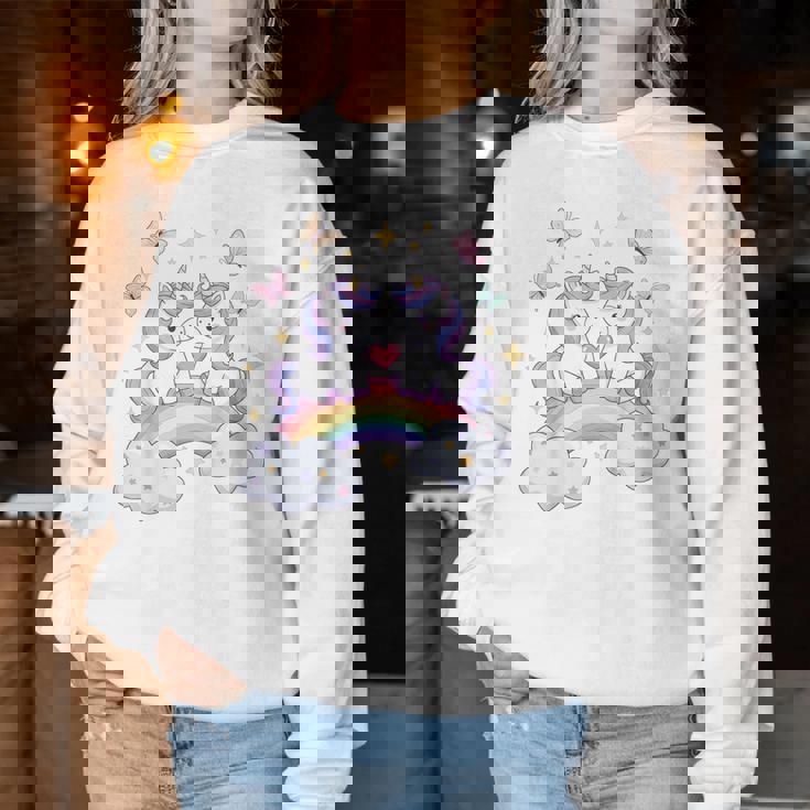 キッズ ユニコーンバタフライは、女の子向けの心と虹のアートを備えています レディーススウェットシャツ 面白い贈り物