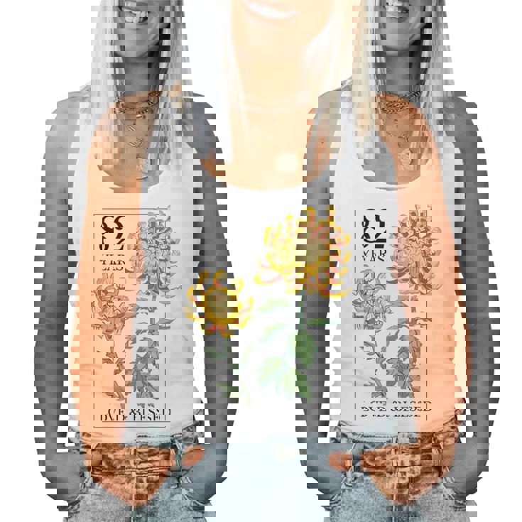 82 Years Loved And Blessed 花柄 フラワースタンプ 82歳の誕生日 レディースタンクトップ