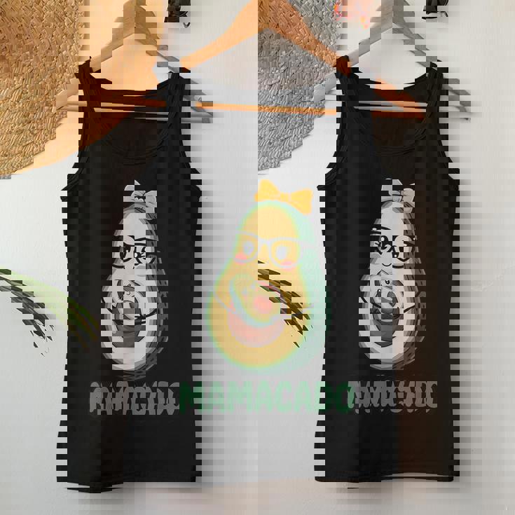 Mamacado Pregnant Avocado Mom Pun レディースタンクトップ 面白い贈り物