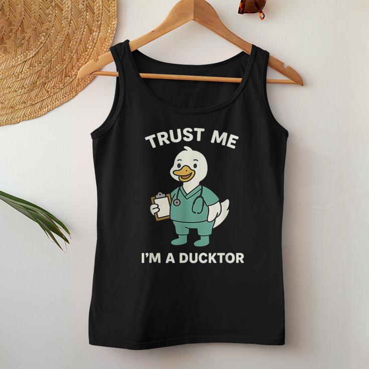 Trust Me I'm A Ducktor メディカルしゃれクワック ダックドクター レディースタンクトップ 面白い贈り物